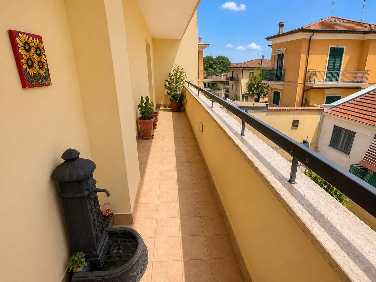 Trilocale con terrazzo in via pio vii, Roma