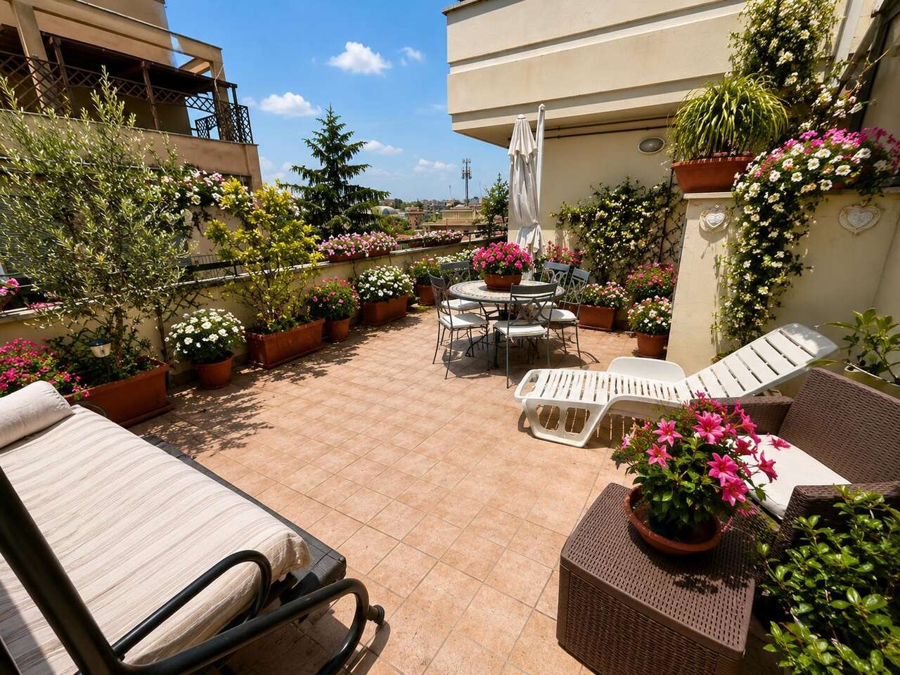 Trilocale con terrazzo in via pio vii, Roma