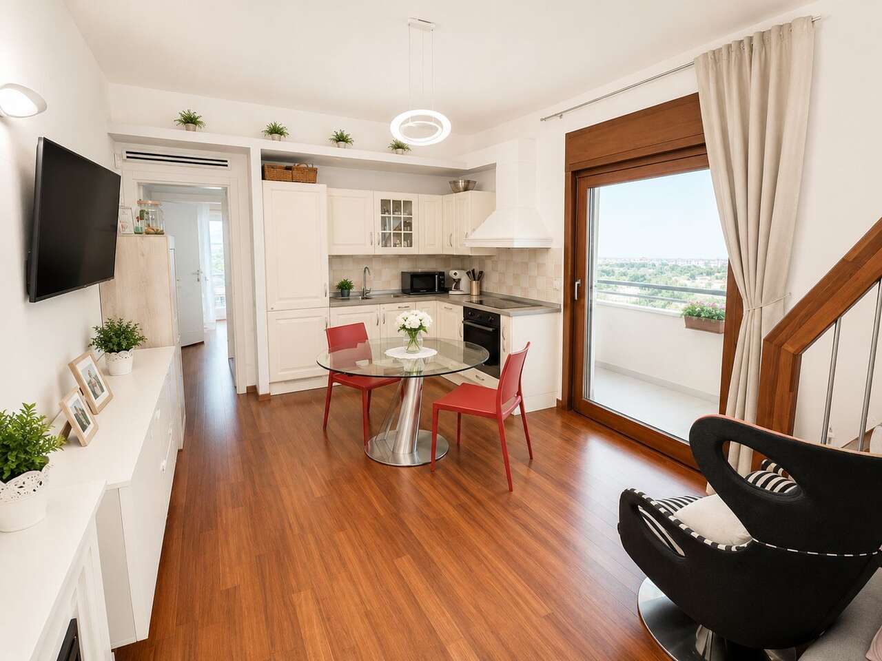 Trilocale con terrazzo in via pio vii, Roma