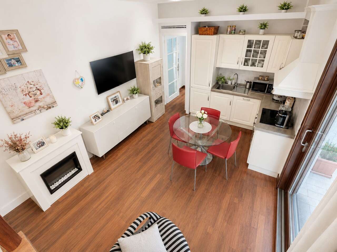 Trilocale con terrazzo in via pio vii, Roma