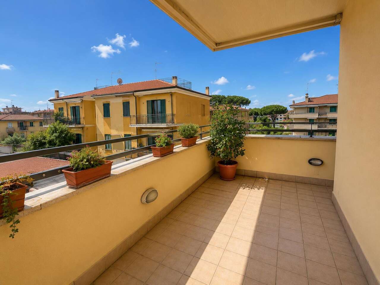 Trilocale con terrazzo in via pio vii, Roma