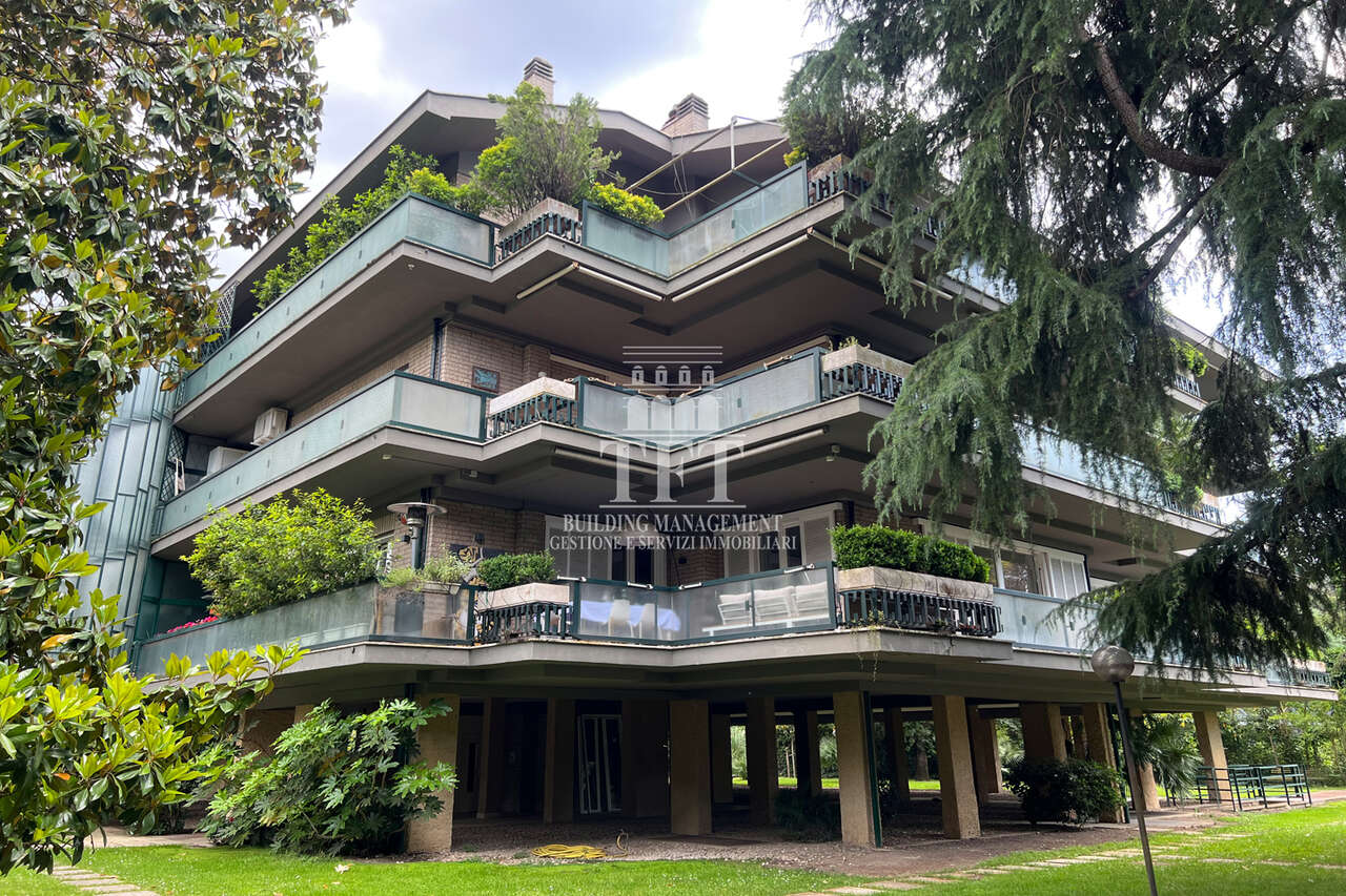 Appartamento con terrazzo in via valgardena, Roma