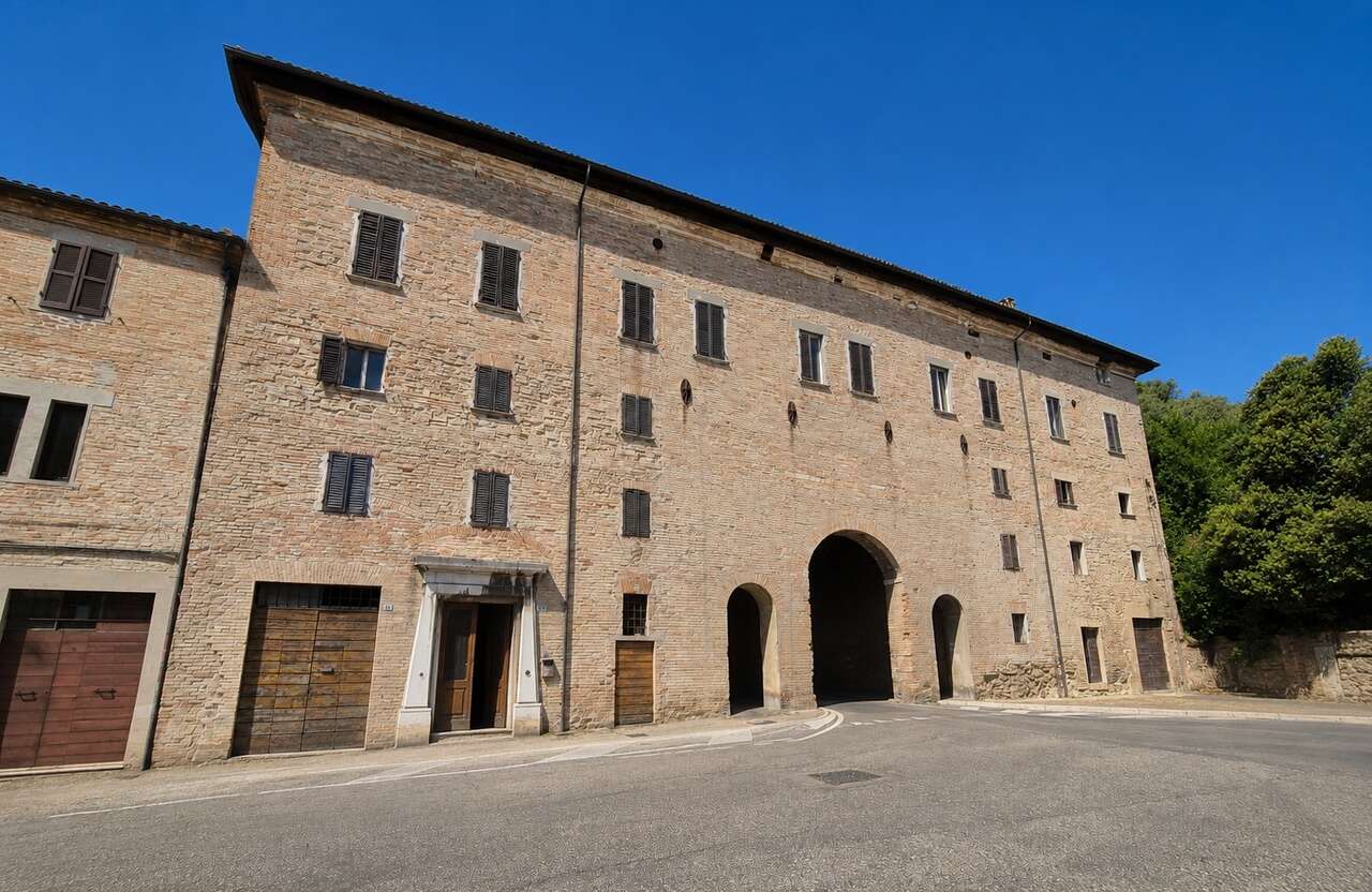 Stabile/Palazzo con giardino in via belvedere, Pesaro
