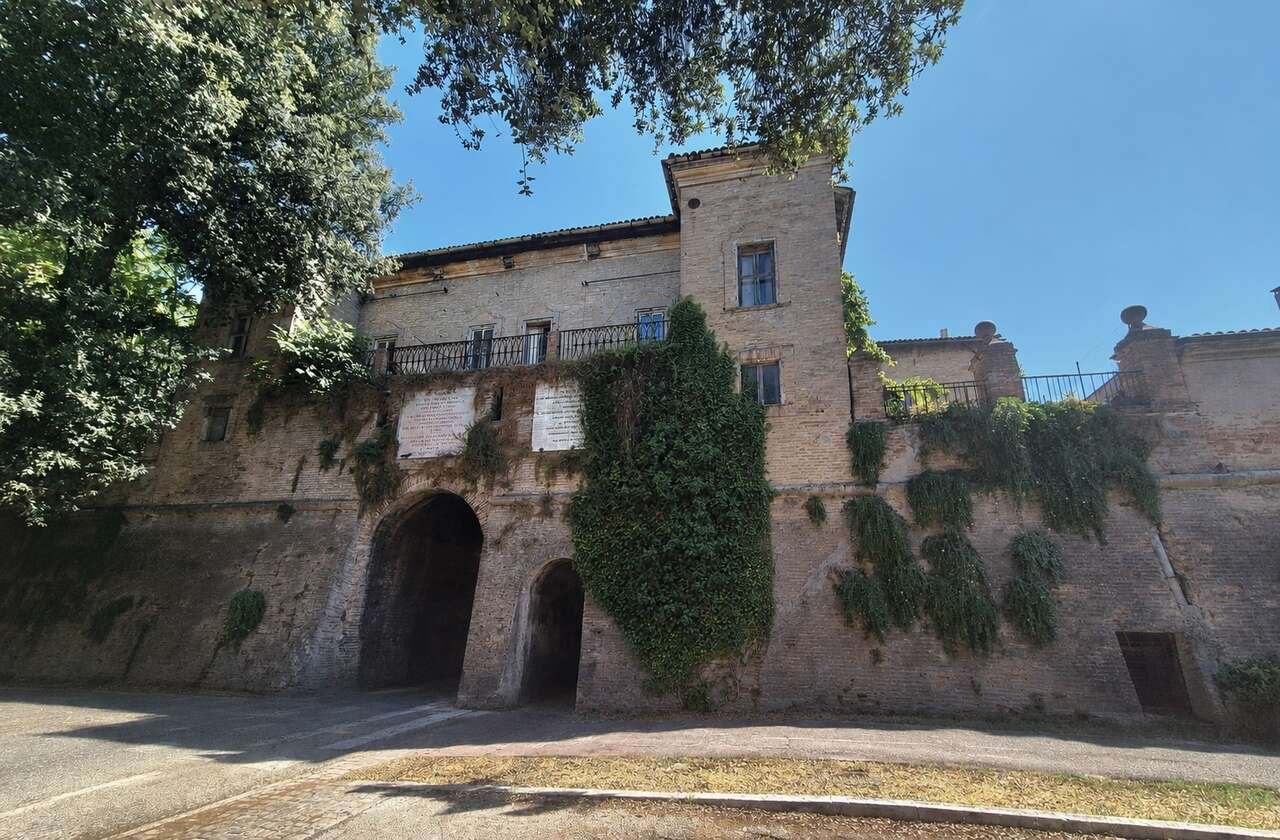 Stabile/Palazzo con giardino in via belvedere, Pesaro