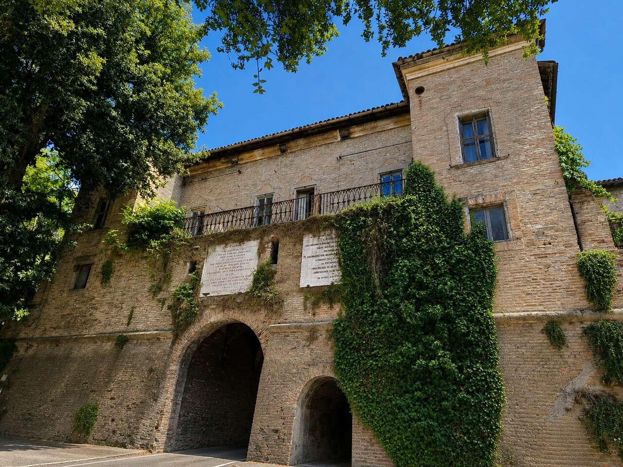 Stabile/Palazzo con giardino in via belvedere, Pesaro