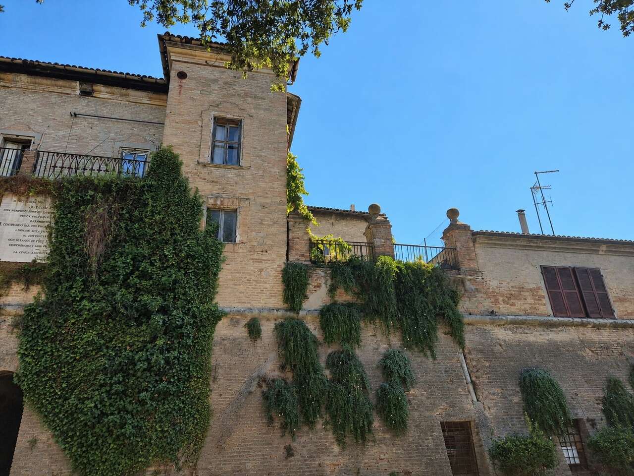 Stabile/Palazzo con giardino in via belvedere, Pesaro