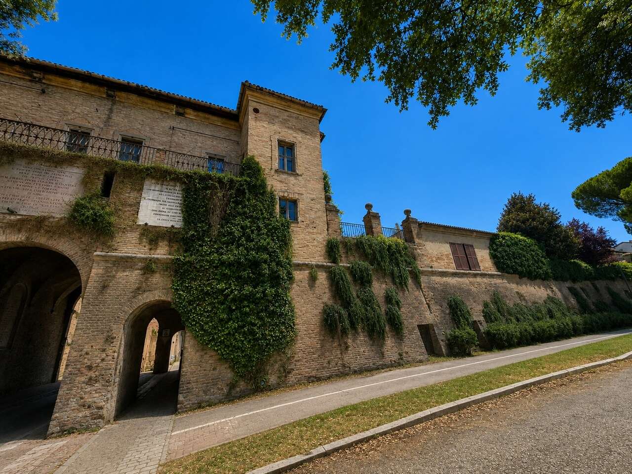 Stabile/Palazzo con giardino in via belvedere, Pesaro