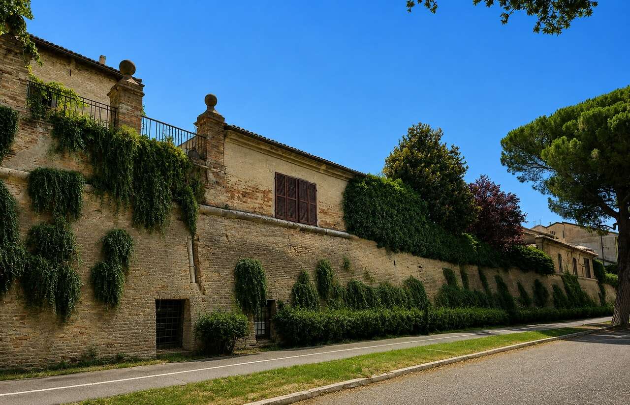 Stabile/Palazzo con giardino in via belvedere, Pesaro