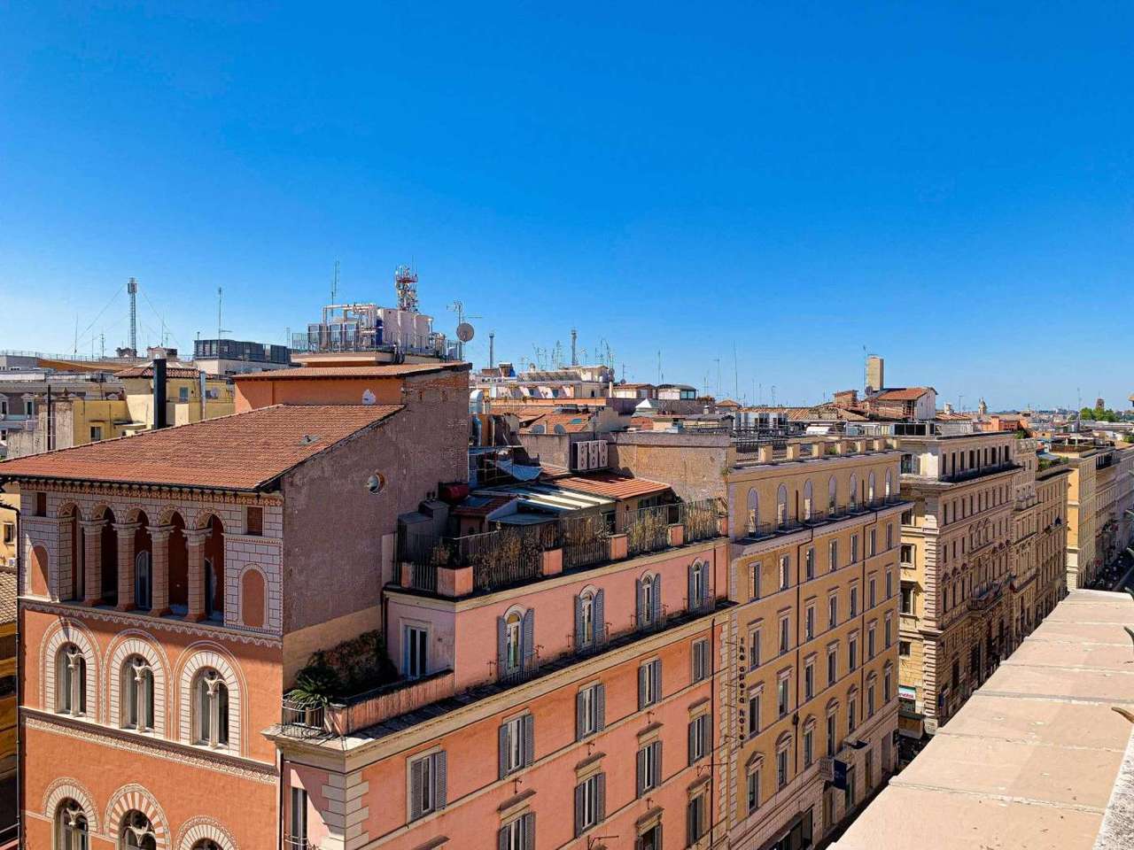 Attico arredato in affitto in via nazionale, Roma