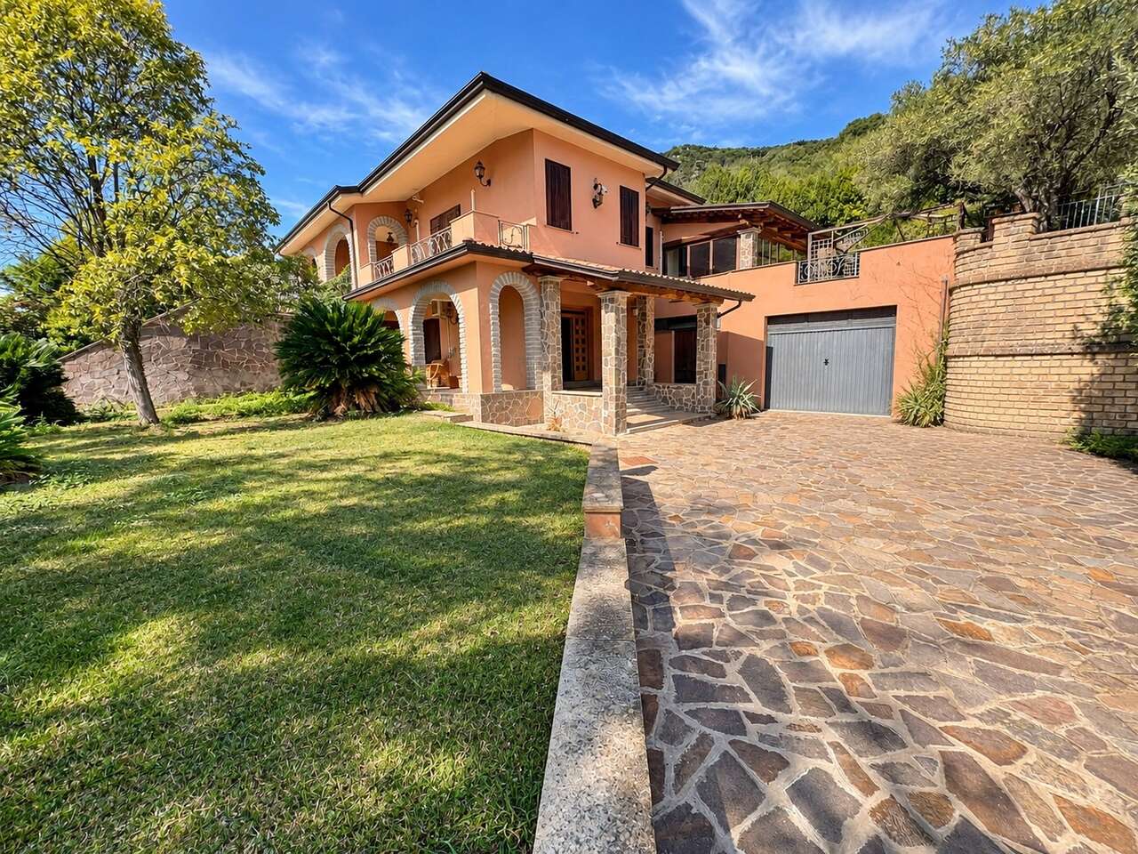 Villa con giardino in via degli ulivi, Sant'Oreste