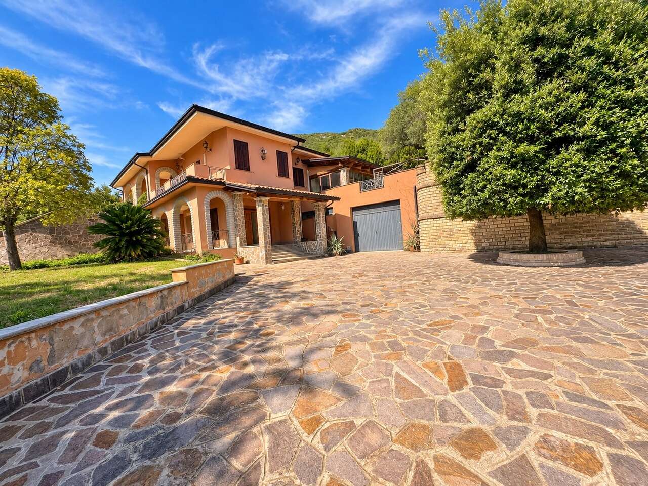 Villa con giardino in via degli ulivi, Sant'Oreste