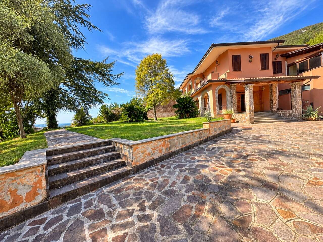 Villa con giardino in via degli ulivi, Sant'Oreste