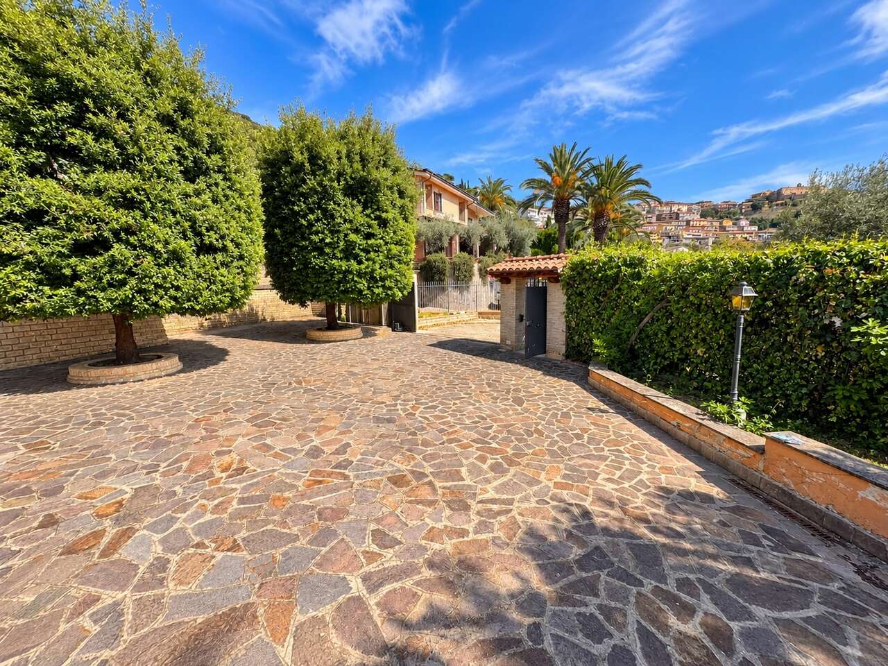 Villa con giardino in via degli ulivi, Sant'Oreste
