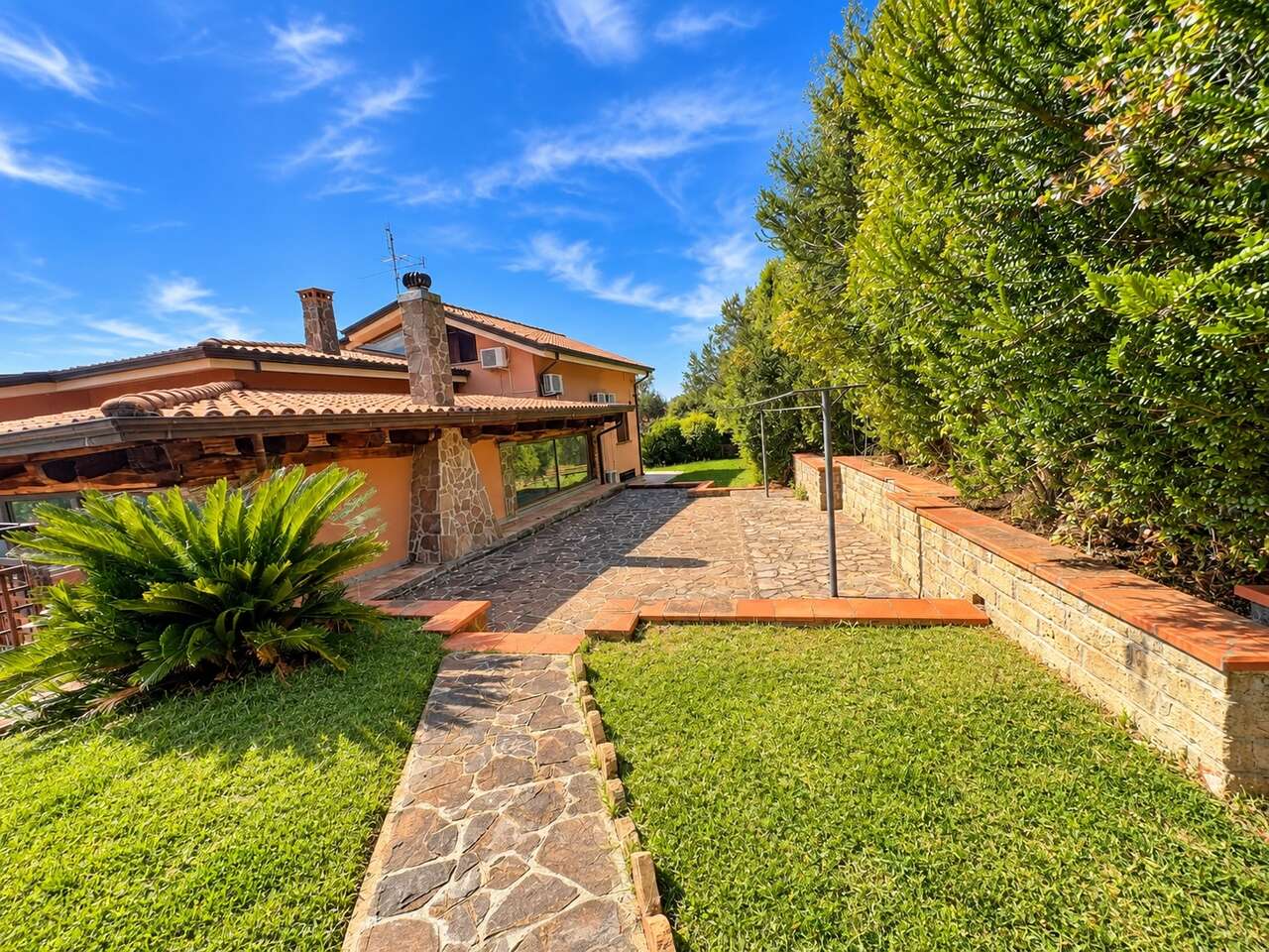 Villa con giardino in via degli ulivi, Sant'Oreste