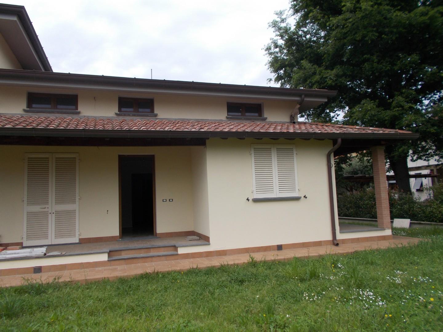 Villa Bifamiliare con giardino, Vecchiano migliarino