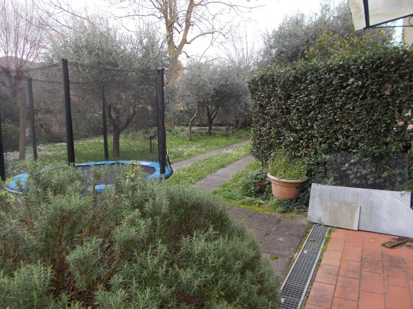 Villa con giardino, Vecchiano avane