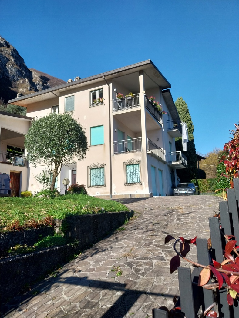 Quadrilocale in vendita a Oliveto Lario