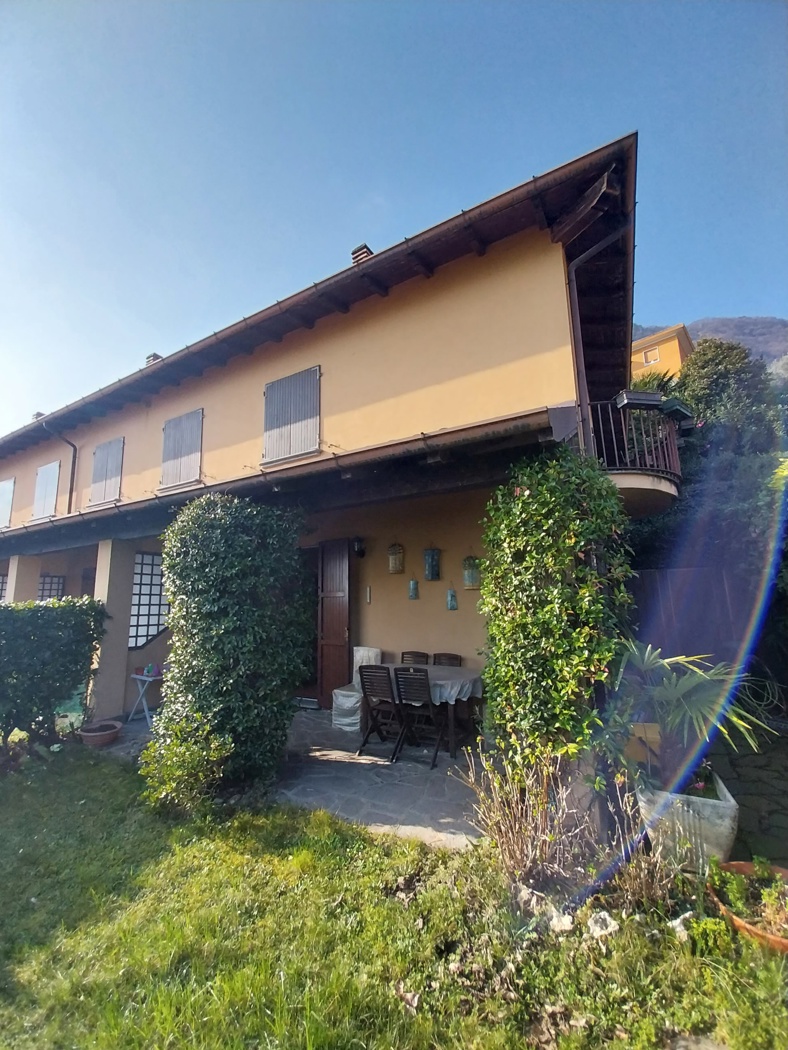 Villa in vendita a Oliveto Lario