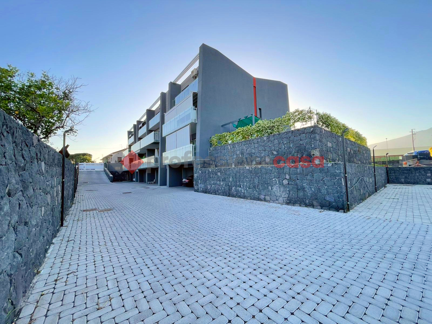 Quadrilocale con box a San Giovanni la Punta