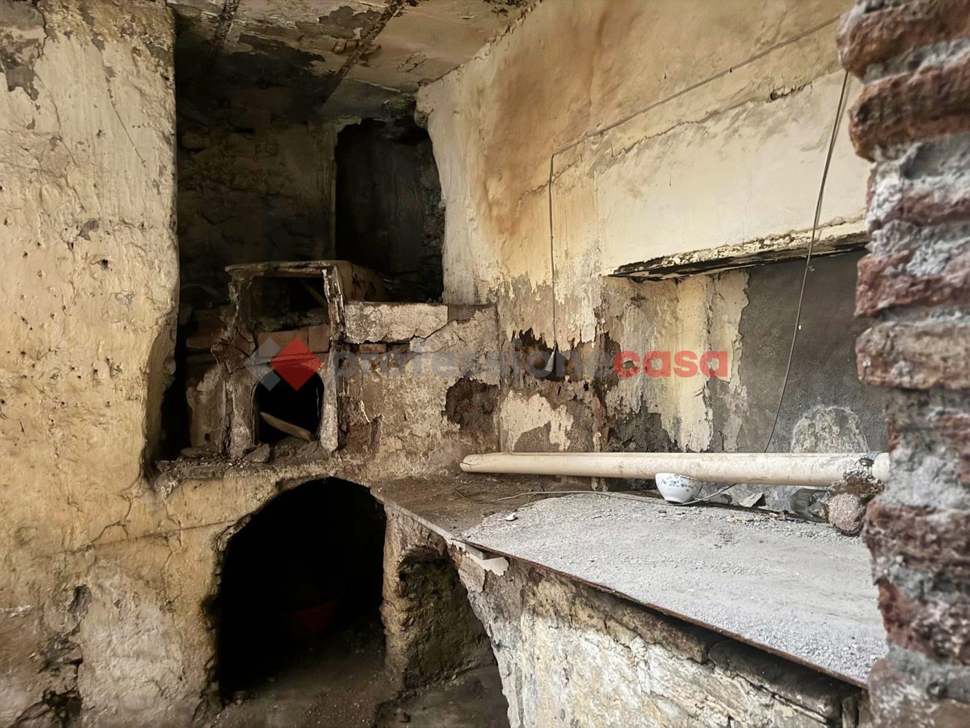 Casa indipendente da ristrutturare a Aci Sant'Antonio