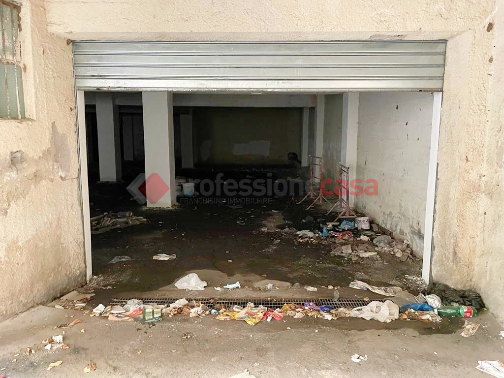 Box/Garage 590mq in vendita a Tremestieri Etneo