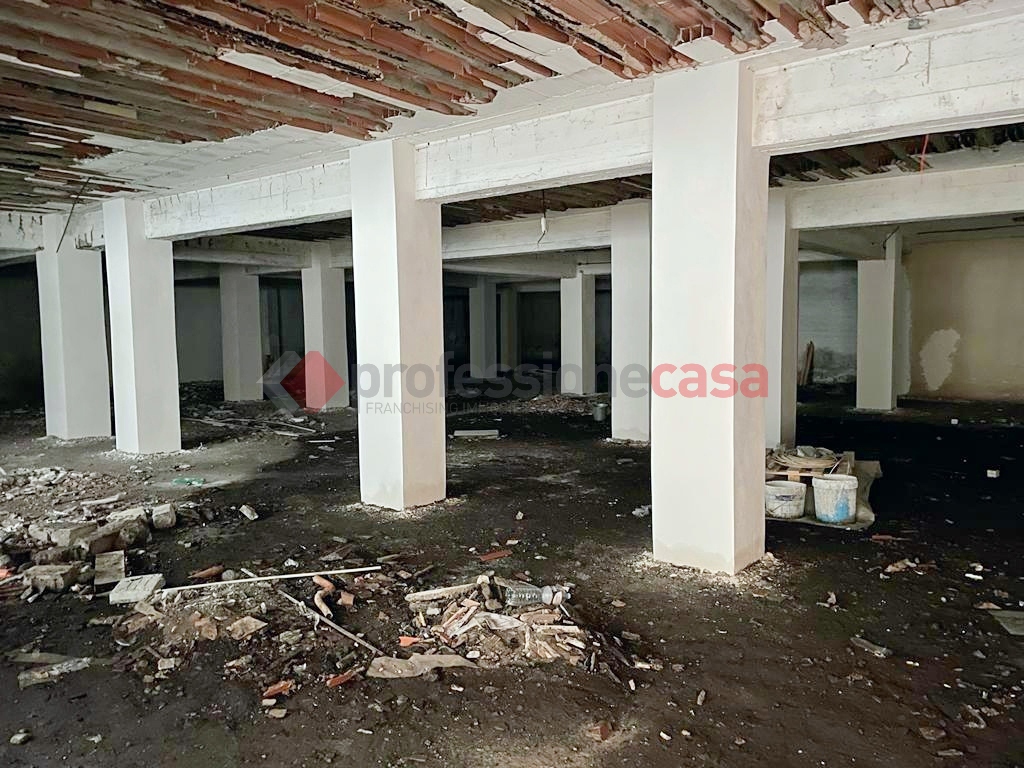 Box/Garage 590mq in vendita a Tremestieri Etneo