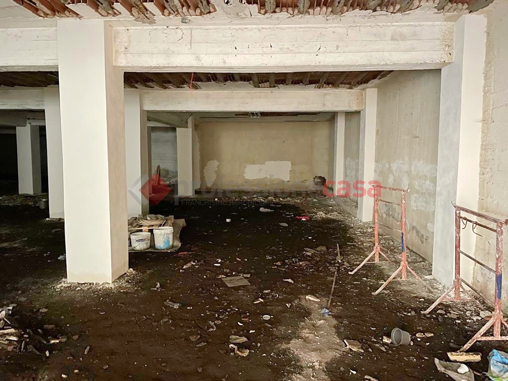 Box/Garage 590mq in vendita a Tremestieri Etneo