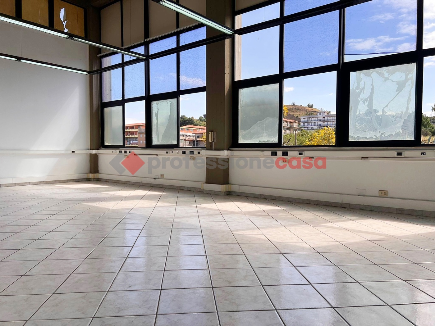 Ufficio con box doppio a Motta Sant'Anastasia