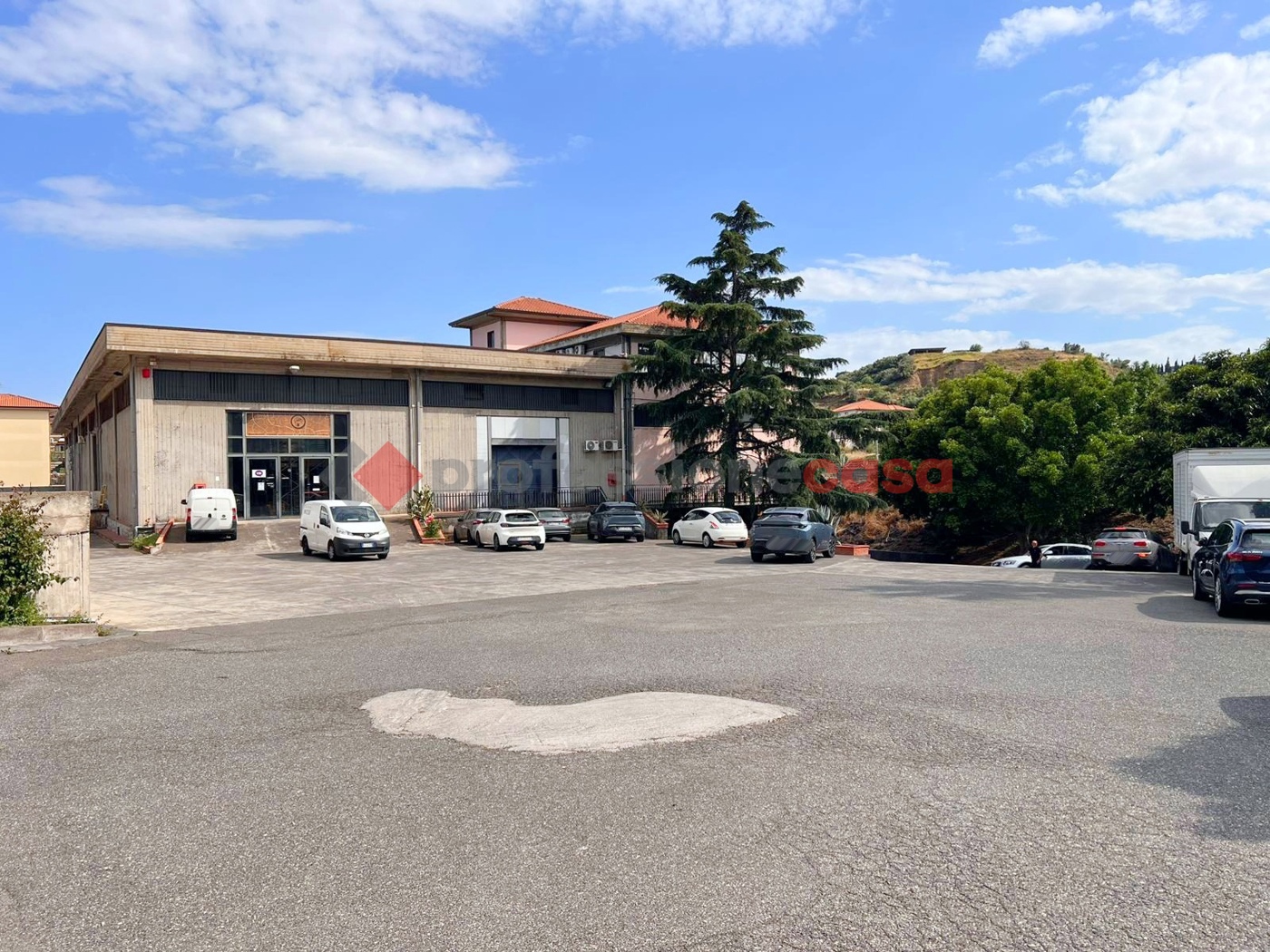 Ufficio con box doppio a Motta Sant'Anastasia
