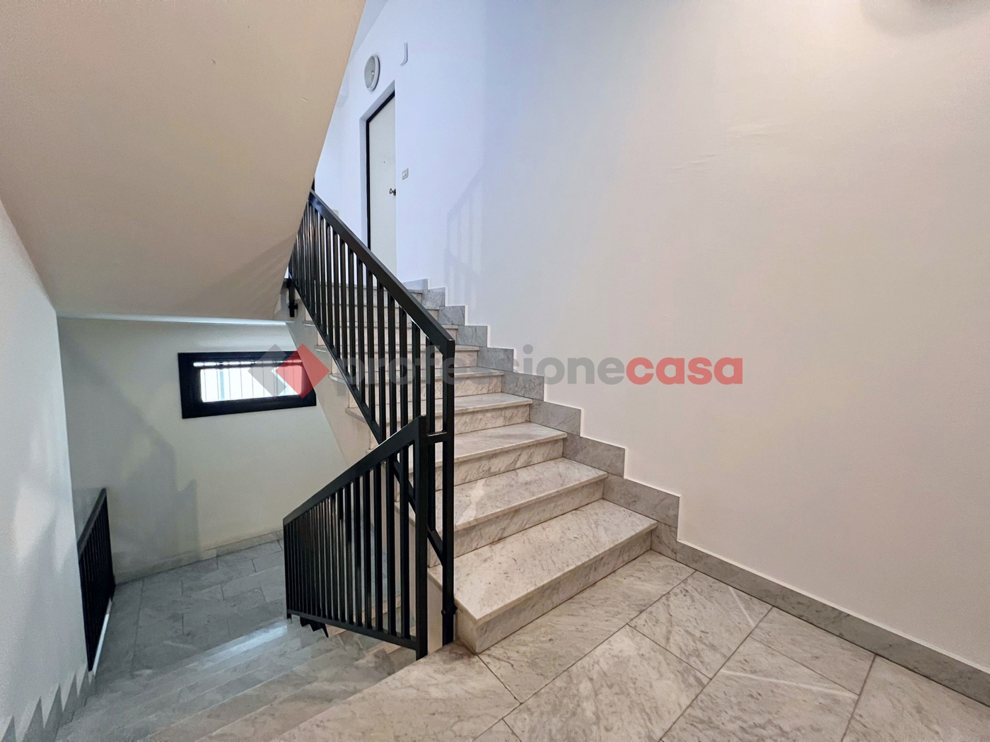 Ufficio con box doppio a Motta Sant'Anastasia
