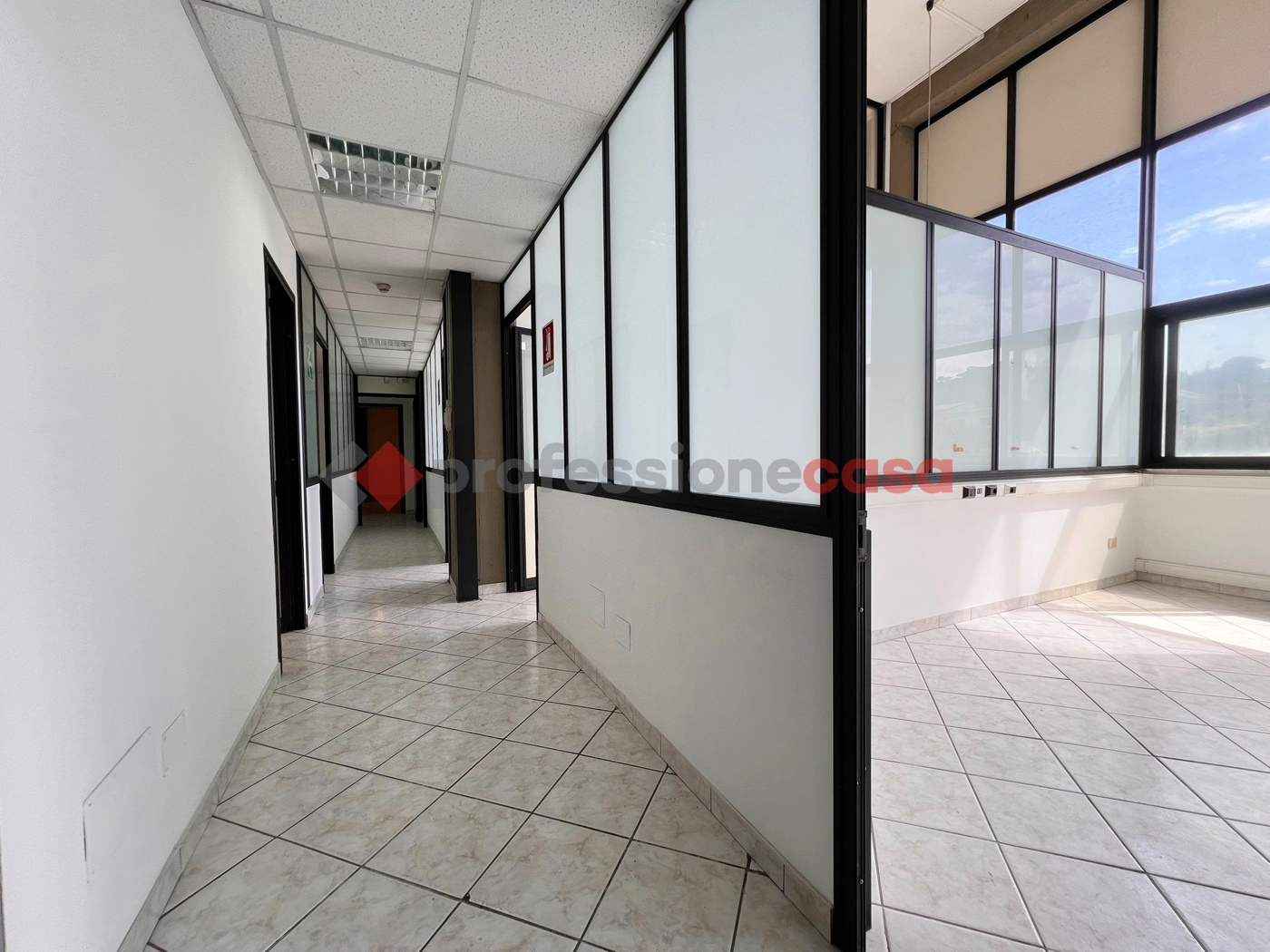 Ufficio con box doppio a Motta Sant'Anastasia