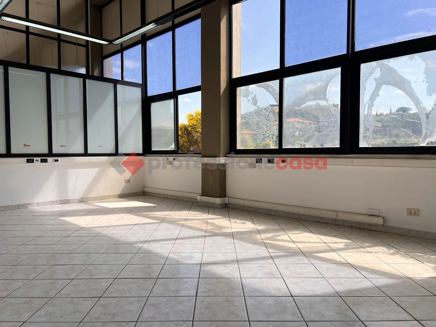 Ufficio con box doppio a Motta Sant'Anastasia