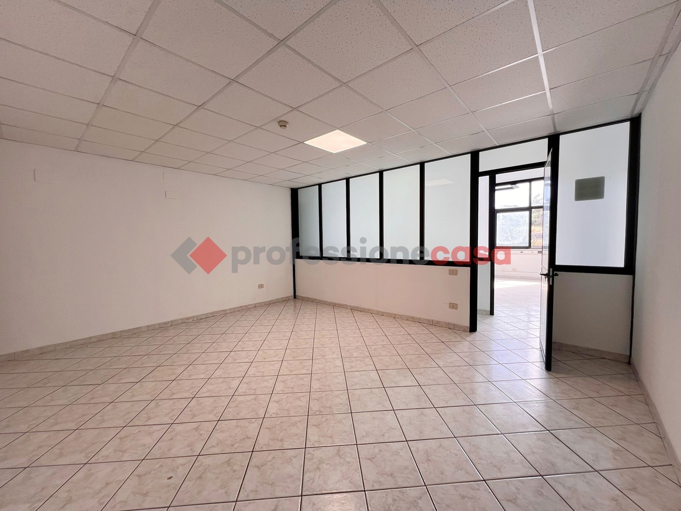 Ufficio con box doppio a Motta Sant'Anastasia
