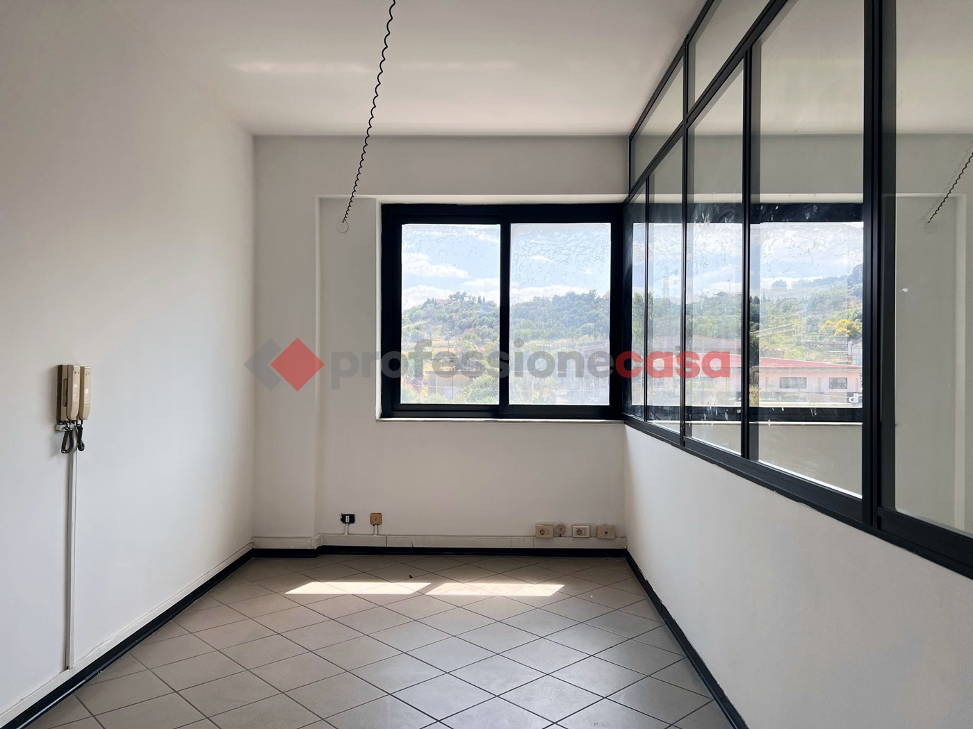 Ufficio con box doppio a Motta Sant'Anastasia