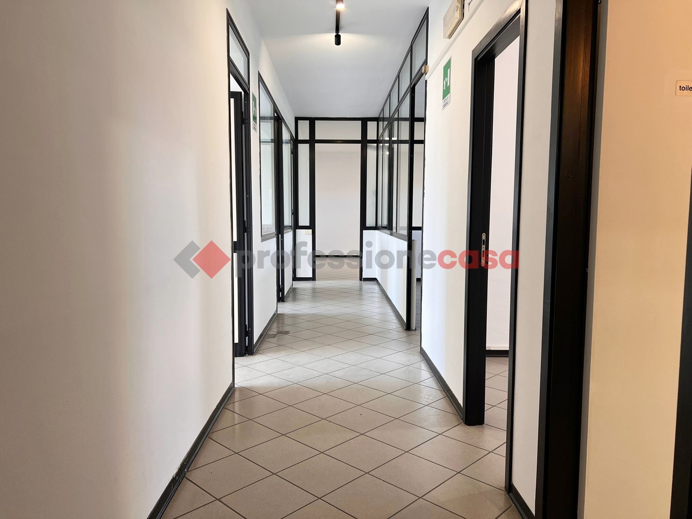 Ufficio con box doppio a Motta Sant'Anastasia