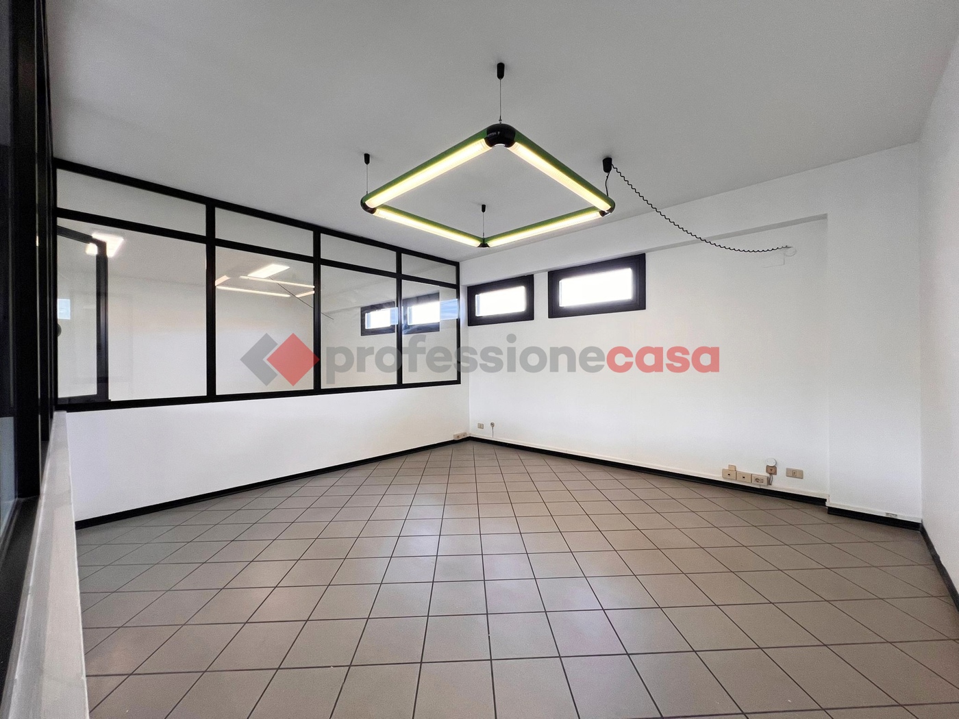 Ufficio con box doppio a Motta Sant'Anastasia