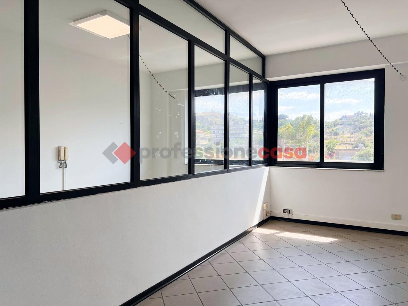 Ufficio con box doppio a Motta Sant'Anastasia