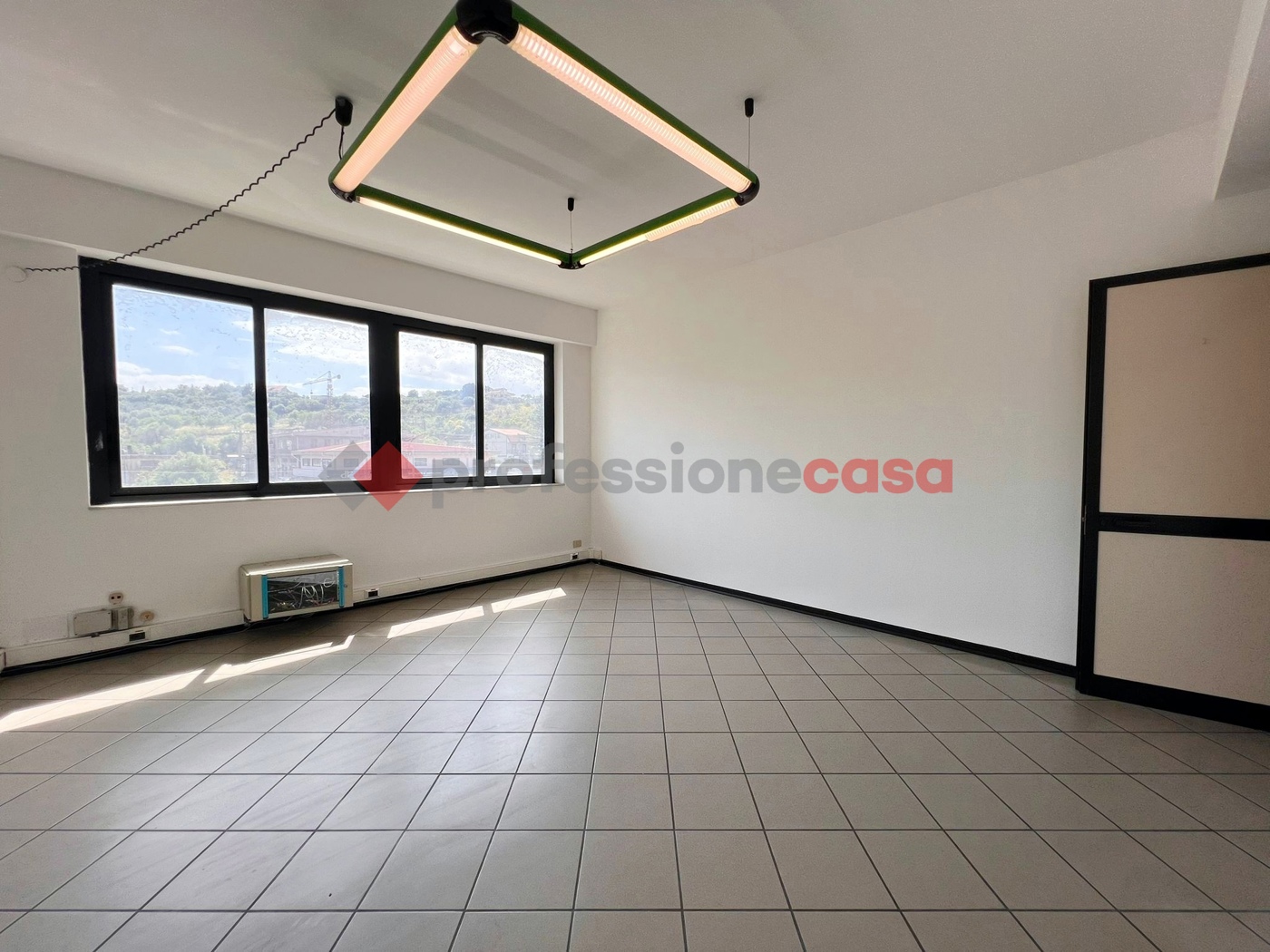 Ufficio con box doppio a Motta Sant'Anastasia