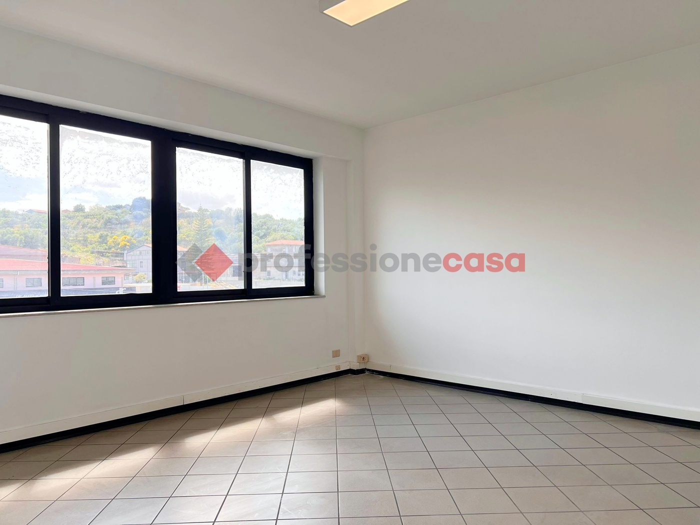 Ufficio con box doppio a Motta Sant'Anastasia
