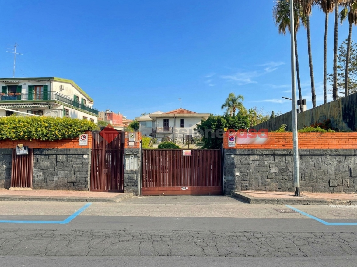 Bilocale arredato in affitto a Aci Castello