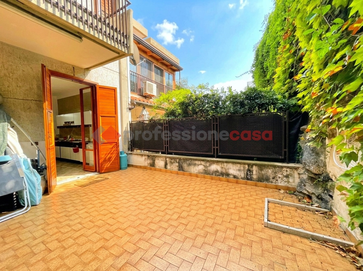 Bilocale arredato in affitto a Aci Castello