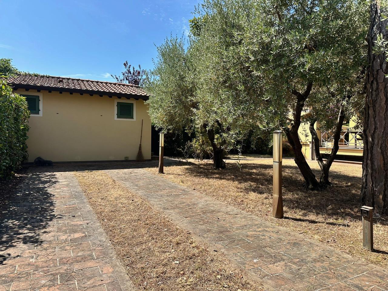 Villa con giardino, Pietrasanta tonfano
