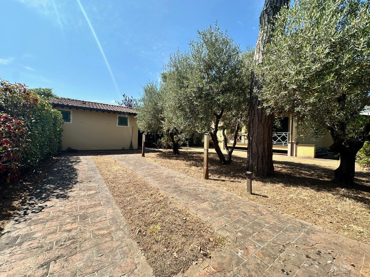 Villa con giardino, Pietrasanta tonfano