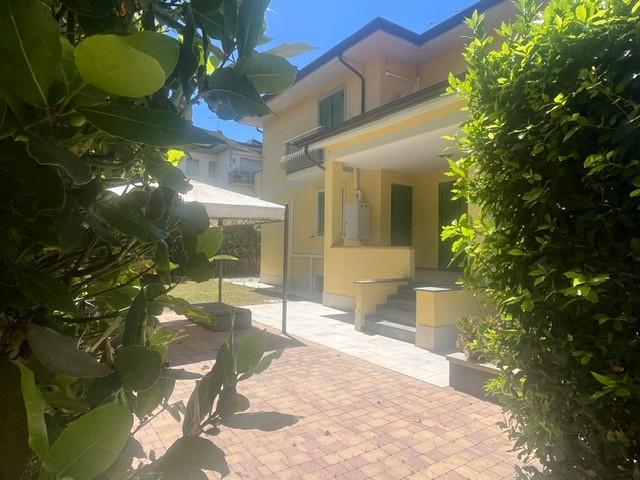Villa Bifamiliare con giardino, Camaiore lido di