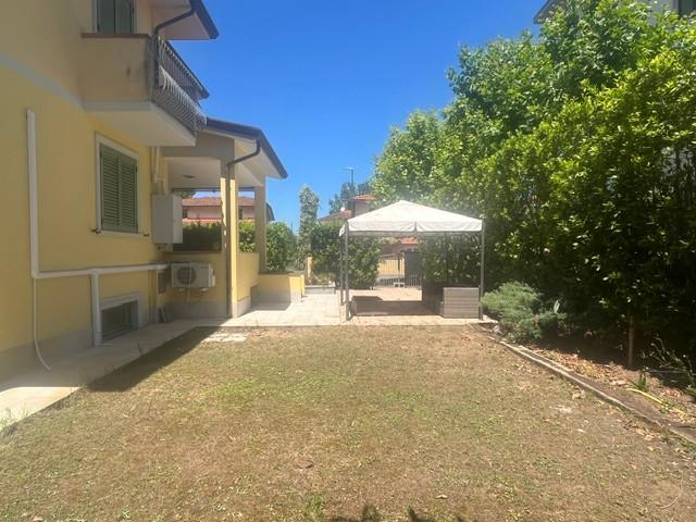 Villa Bifamiliare con giardino, Camaiore lido di