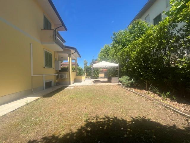 Villa Bifamiliare con giardino, Camaiore lido di