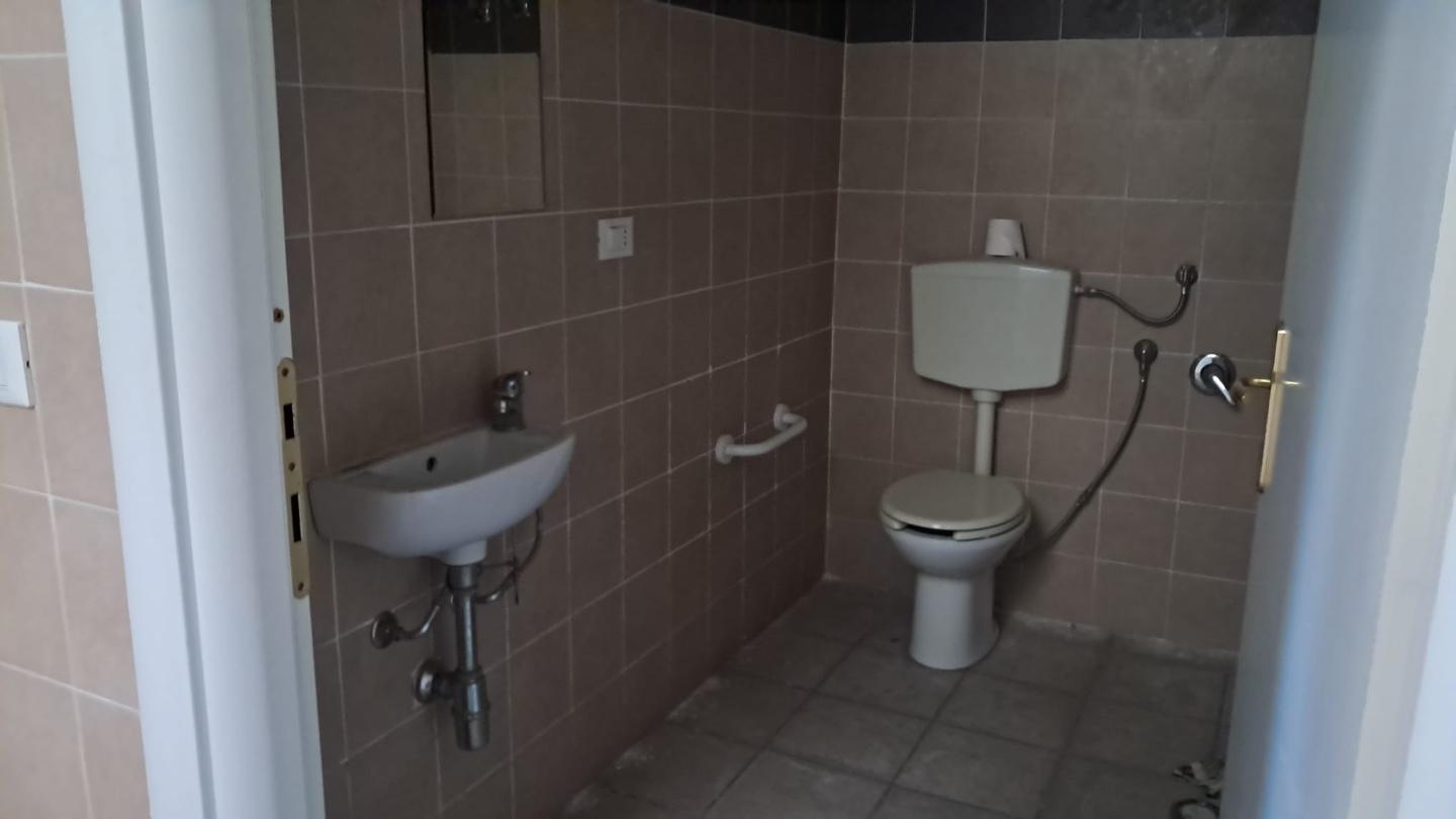 Locale commerciale in affitto, Livorno s. marco