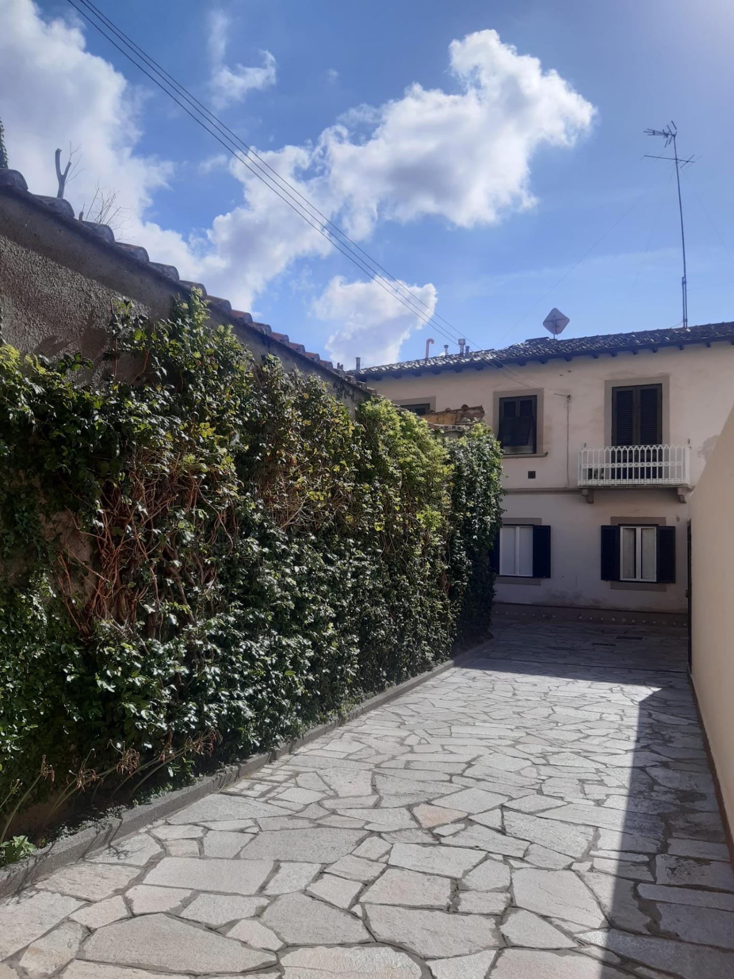 Bilocale arredato in affitto, Livorno centro