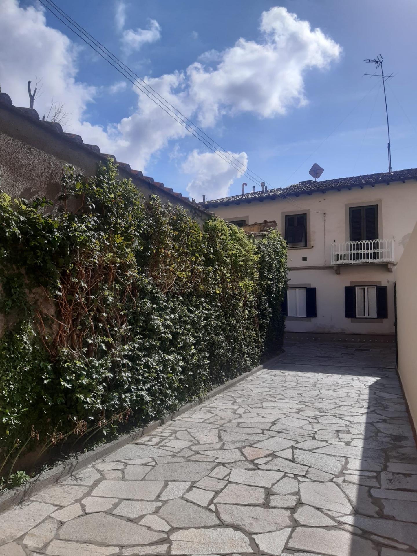 Bilocale arredato in affitto, Livorno centro