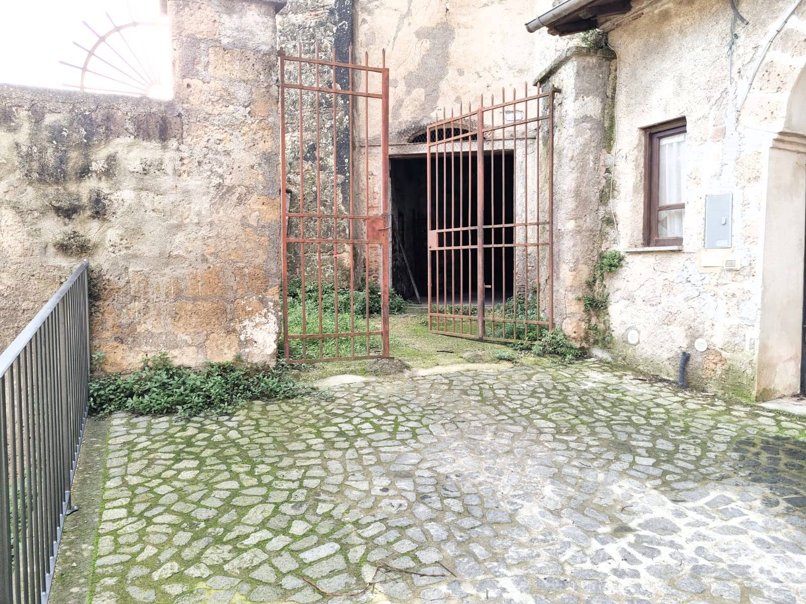 magazzino in vendita a Caprarola, Centro storico